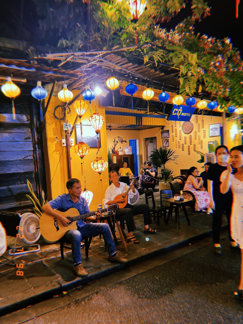 Does double Identity mean double Life?/ Kolik řečí umíš, tolikrát jest&nbsp;člověkem.